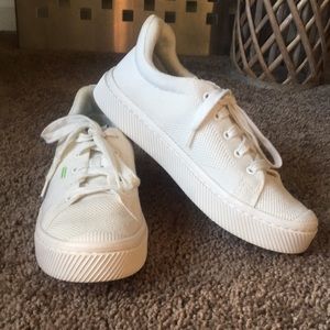 White knit Cariuma IBI sneakers. Size 7.